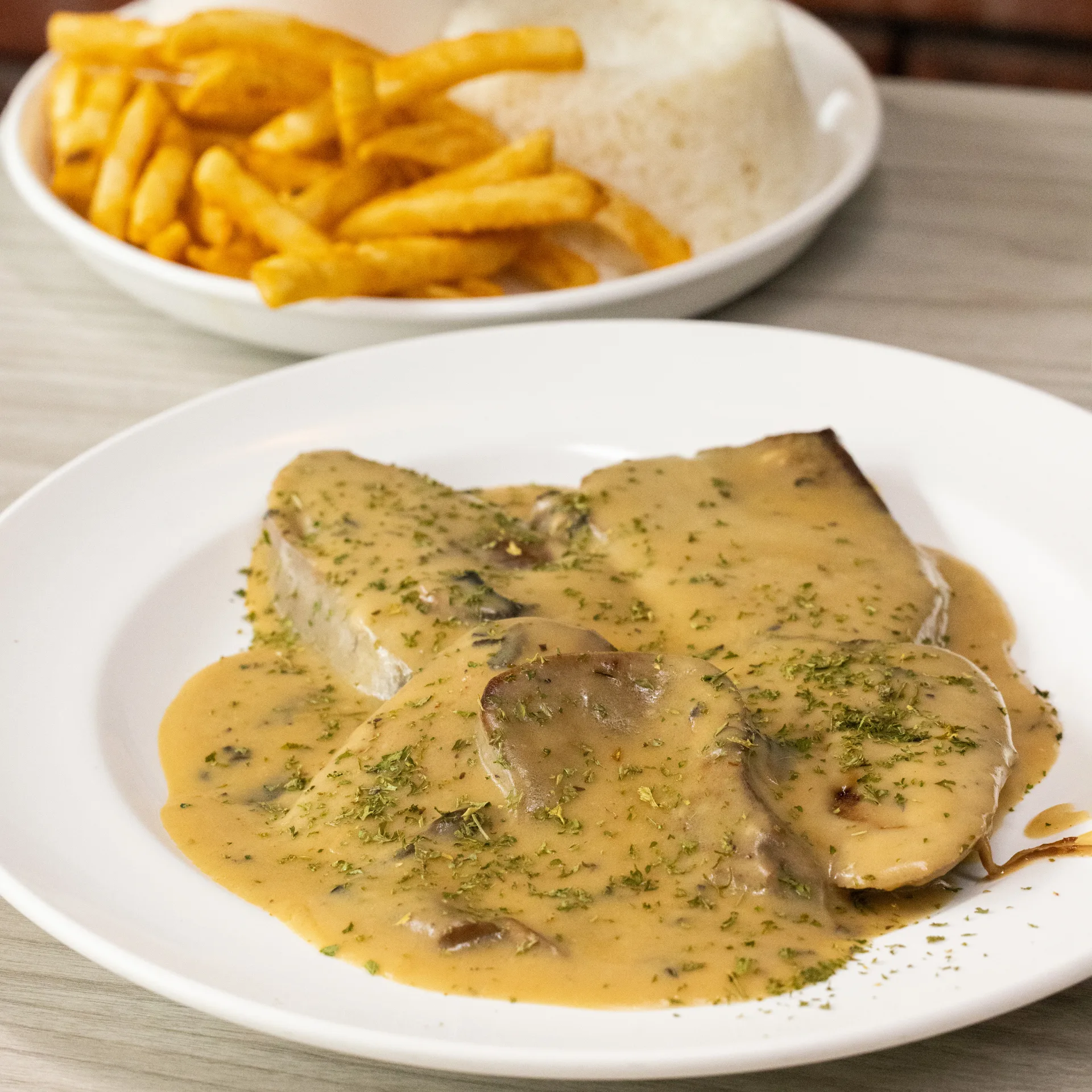 Lengua en Salsa de Champiñones