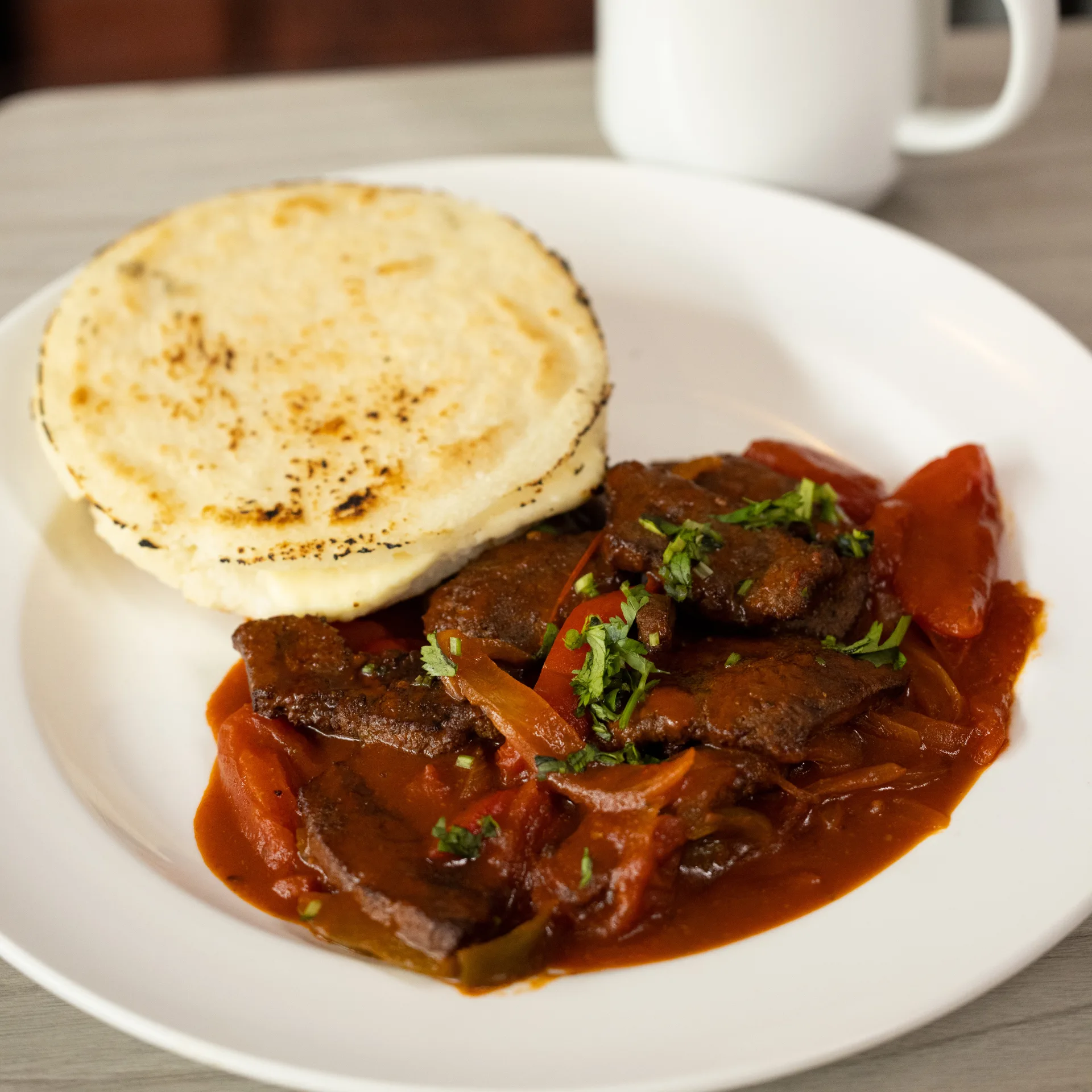 Picadillo de Higado y Arepa con Queso