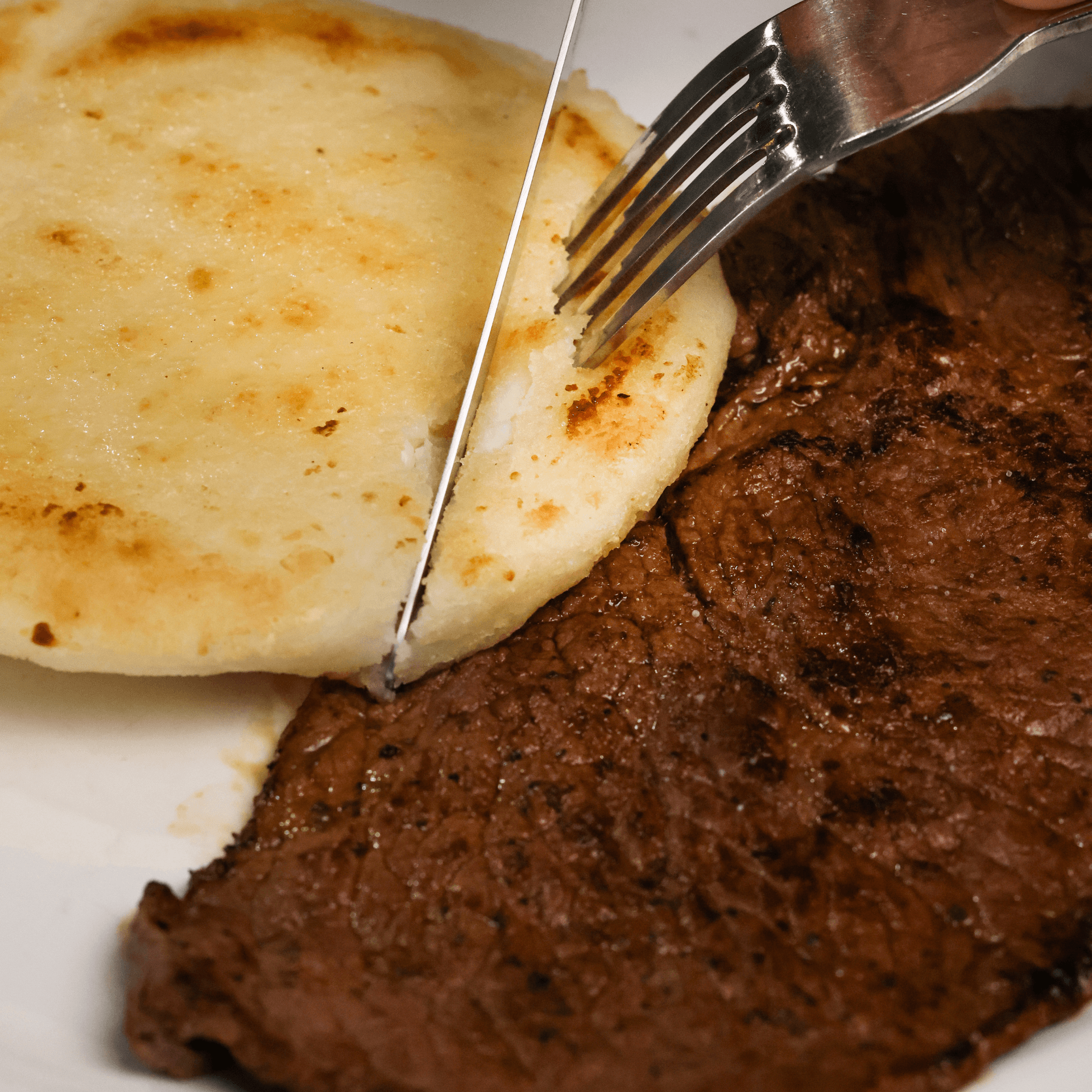 Arepa Con Queso y Carne Asada Arepa Con Queso y Carne Asada