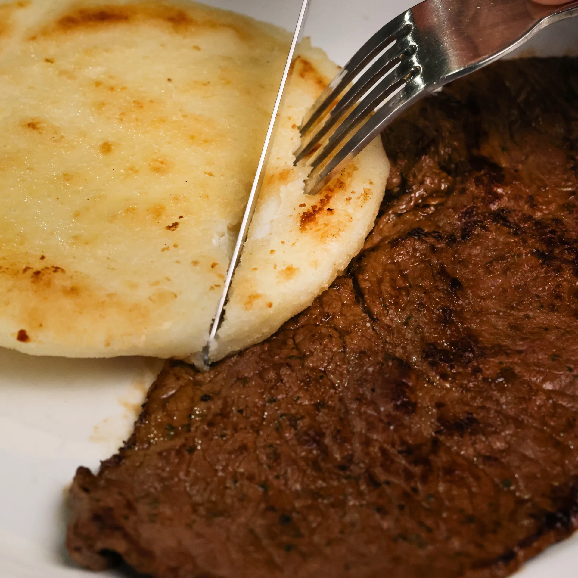 Arepa Con Queso y Carne Asada