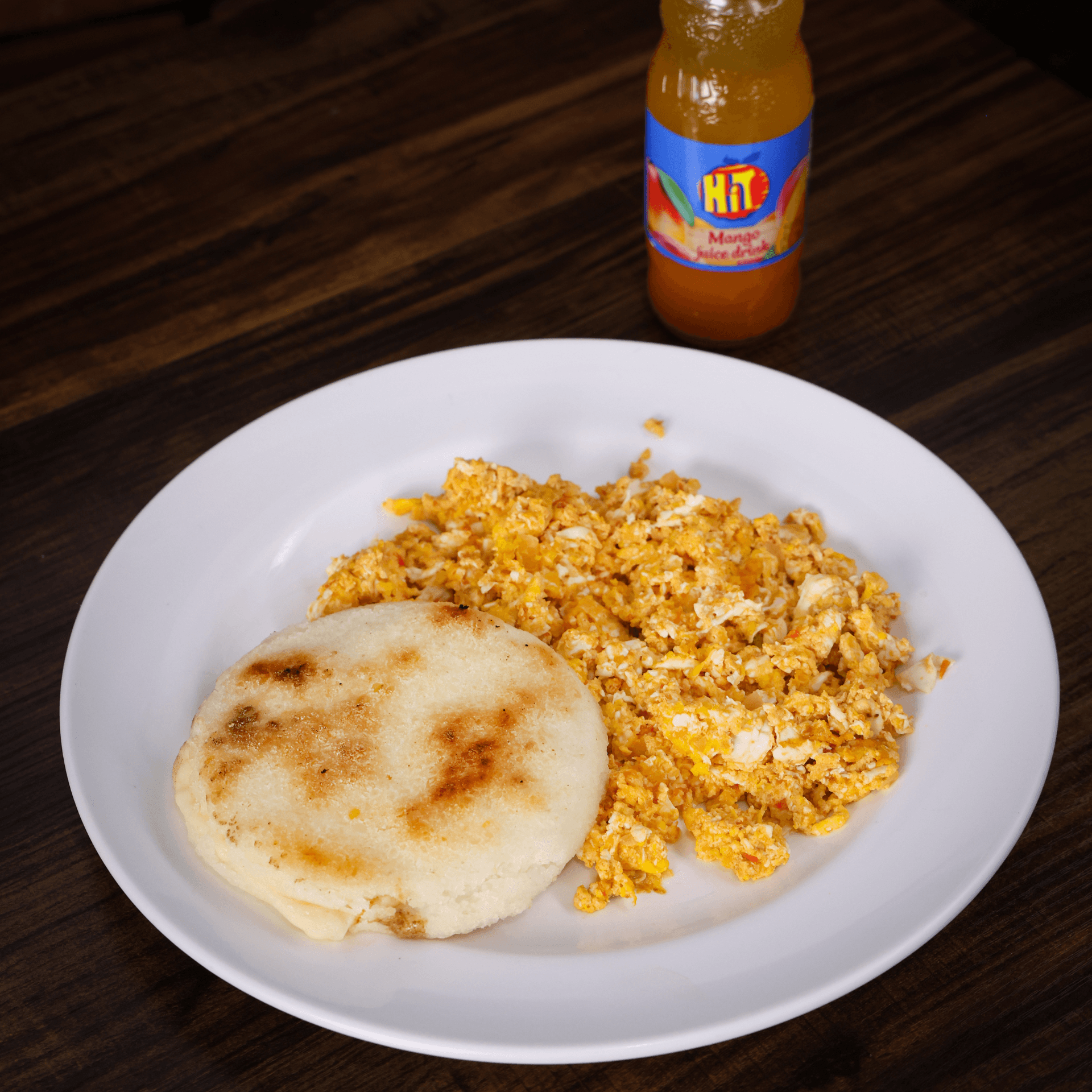 Huevos Pericos y arepa con queso