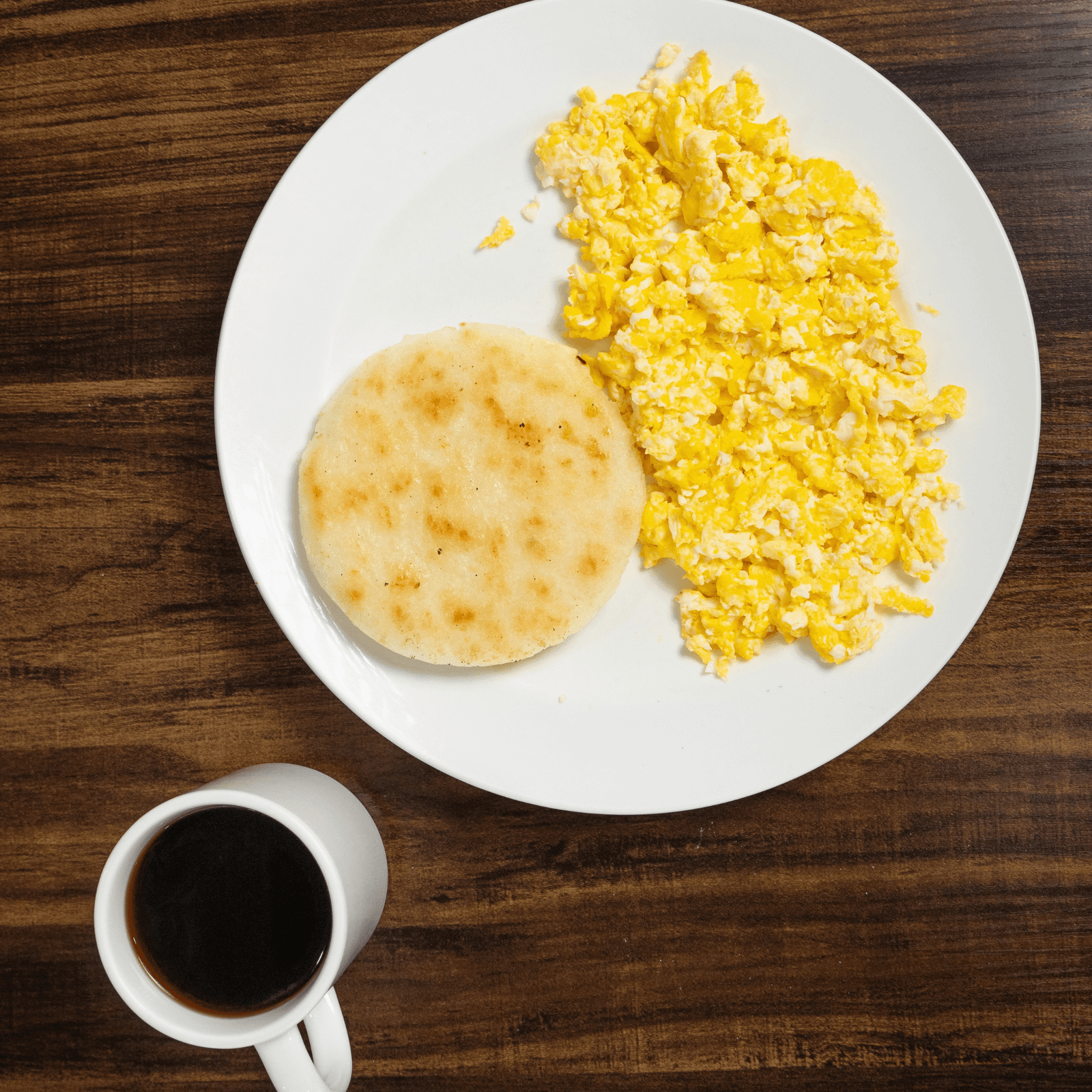 huevos revueltos y arepa con queso