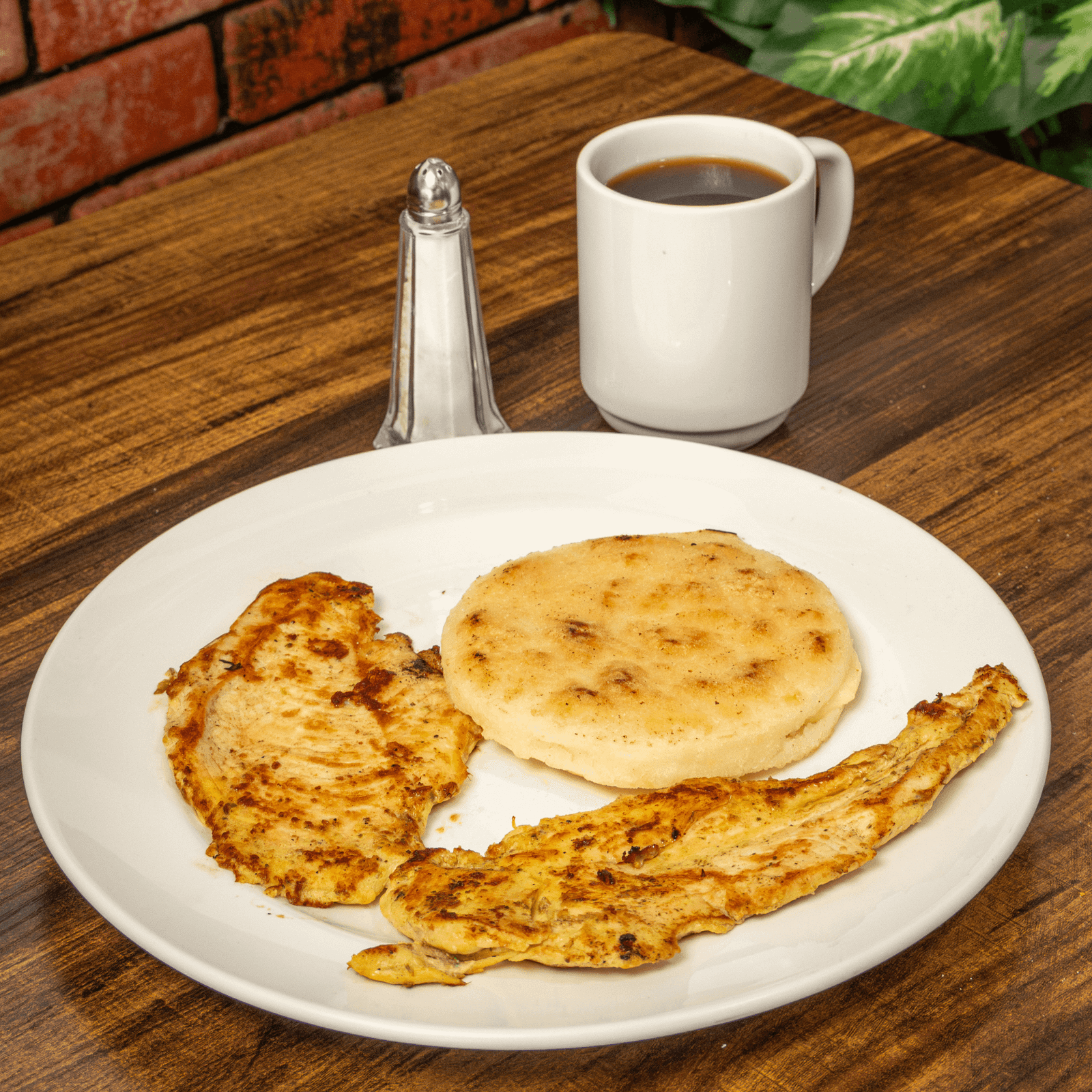Arepa Con Queso y Pechuga Asada